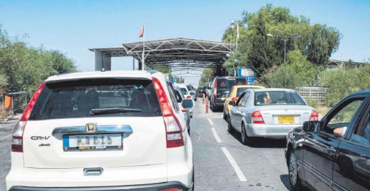 Rumlar ucuz benzin  için KKTC’ye akın etti