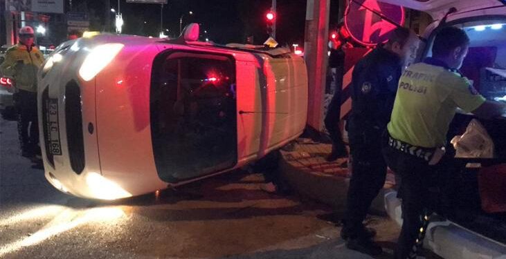 Elazığ’da otomobil ile hafif ticari araç çarpıştı: 3 yaralı