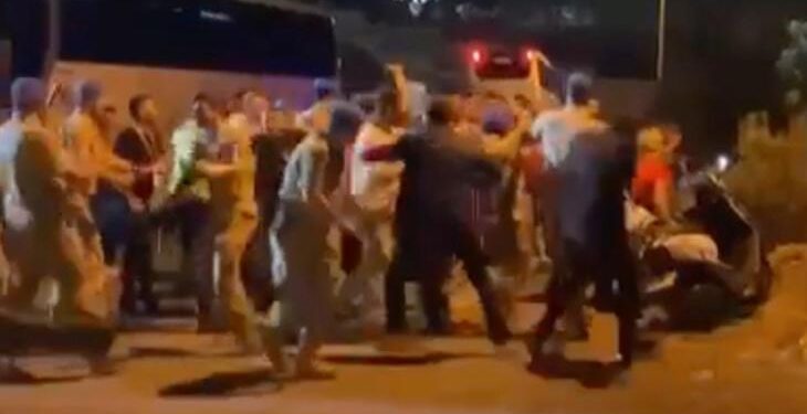 Akdeniz derbisi öncesi arbede! Otobüs taşlandı