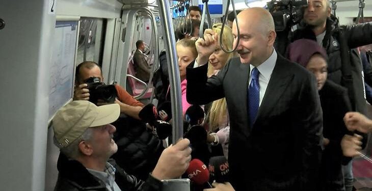 Bakan Karaismailoğlu Ankara uçağına metro ile gitti