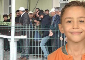 Ehliyetsiz sürücü hayattan kopardı! 7 yaşındaki Miraç’ın cenazesinde yürek yakan an