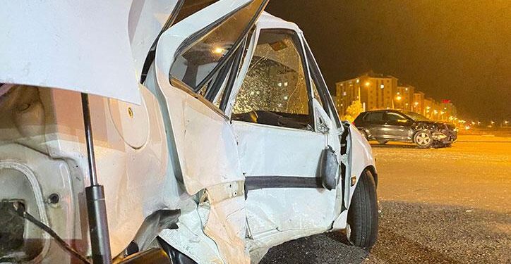 Kavşaktaki çarpışma sonucu otomobil kağıt gibi ezildi: 2 yaralı