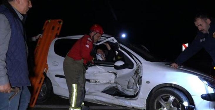 Kaza yapan sürücüye yardıma gidenlerin 3 aracına otomobil çarptı