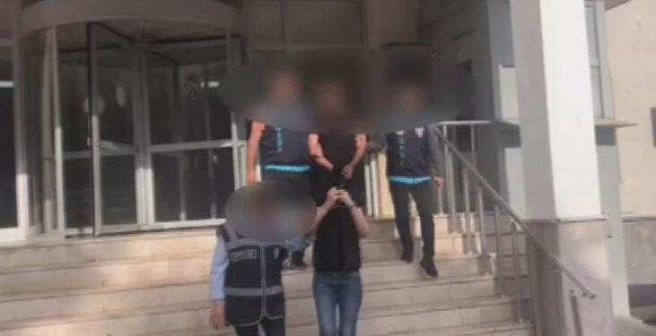 Kız arkadaşını patronu ile yakaladığını iddia ederek iş yerini yağmaladılar