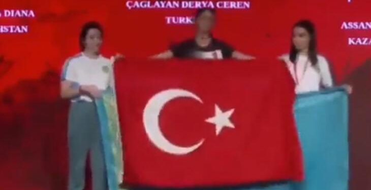 Kürsüde Türk bayraklı yanıt! Kazakistan’dan özür geldi