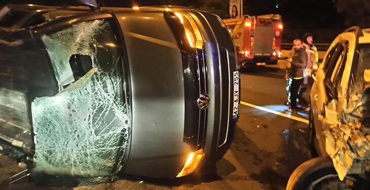 Saadet Partililerin minibüsü arabayla çarpıştı! 2’si ağır 8 yaralı