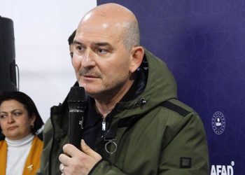 Bakan Soylu depremzedelerle iftar yaptı: Buyruğunuza amadeyiz