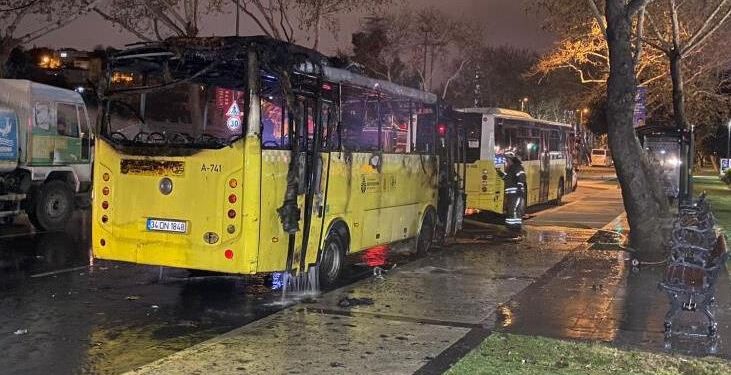 Endişe dolu anlar! Park halindeki İETT otobüsü yandı