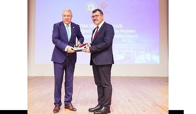 TÜBİTAK Başkanı Mandal, EÜ’de öğrencilerle bir ortaya geldi